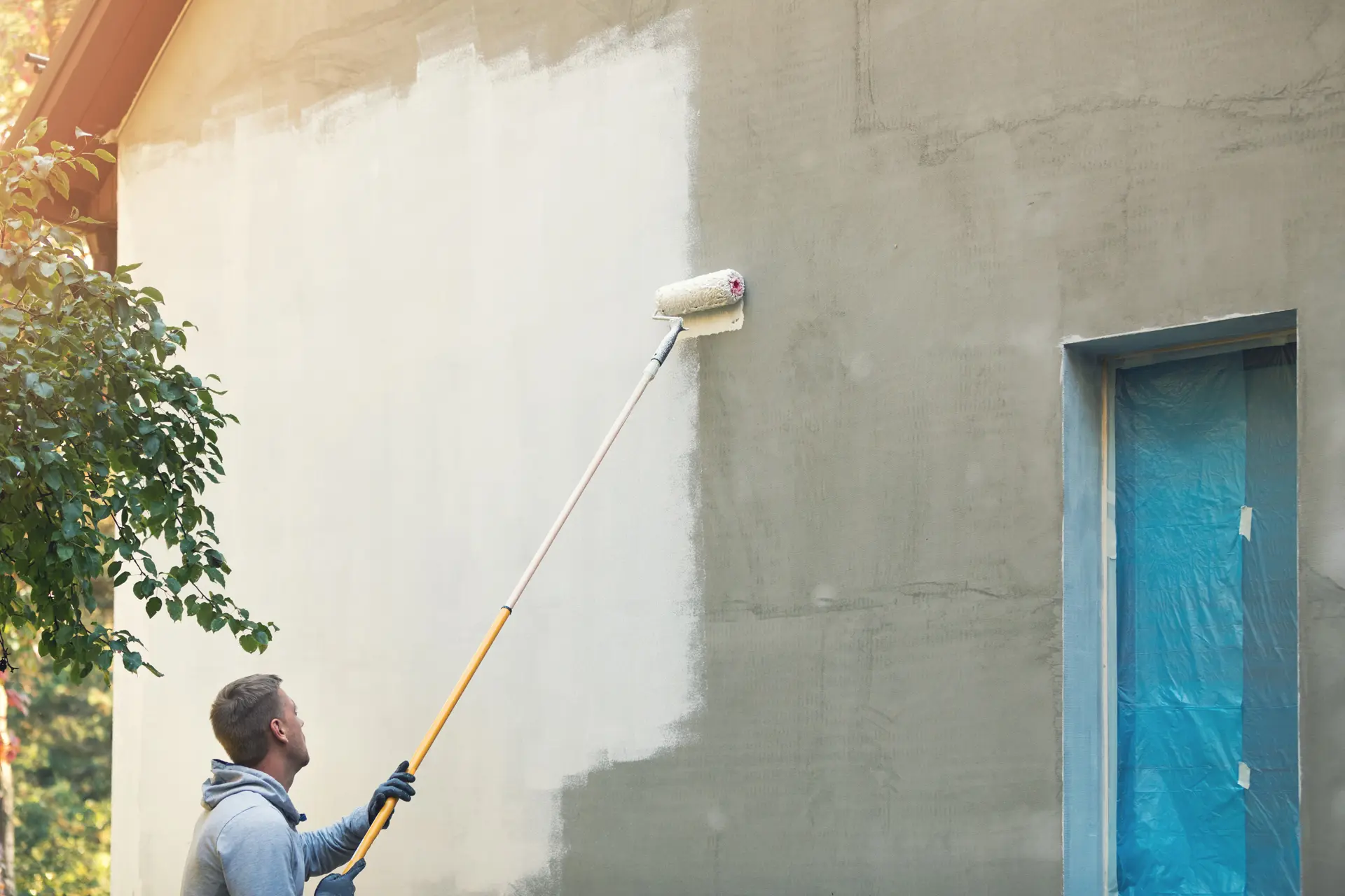 Pintor trabajando en una fachada en Pontevedra